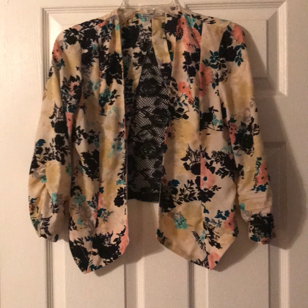 Quarter length sleeved blazer with lace back